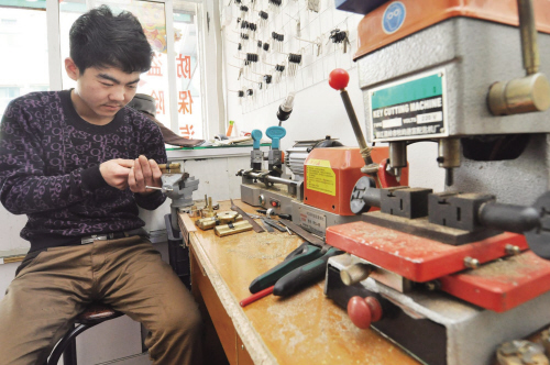 白层镇开锁店为啥“牛号”频现 听开锁师傅讲什么锁最防盗